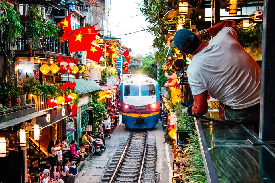 Et tog passerer gennem en smal gade i Hanoi
